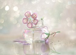 Kwiatki w szklanym wazoniku