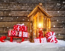 Lampion i prezenty na śniegu