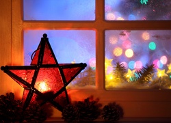 Lampion w kształcie gwiazdy na świątecznym oknie