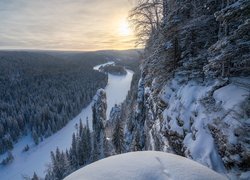 Lasy wzdłuż zamarzniętej rzeki Usva i Słupy Usvinsky w Kraju Permskim w Rosji