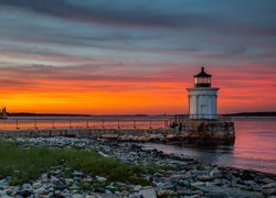Latarnia morska Bug Light, Zatoka Casco Bay, Morze, Zachód słońca, South Portland, Stan Maine, Stany Zjednoczone