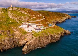 Latarnia morska Wicklow Lighthouse na skalistym wybrzeżu Irlandii