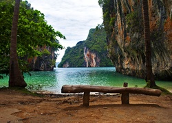 Ławeczka na tajlandzkiej plaży w prowincji Krabi
