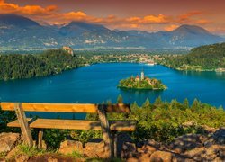 Słowenia, Jezioro Bled, Wyspa Blejski Otok, Kościół, Zachód słońca, Góry, Ławka