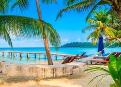 Leżaki i hamak pod palmami ma plaży