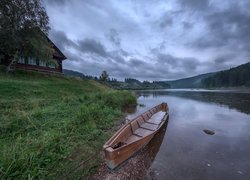 Łódka na brzegu rzeki Czusowaja