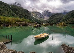 Łódka na jeziorze Lake Bondhusvatnet w Norwegii