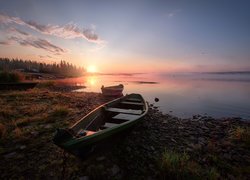 Jezioro Ziuratkul, Łódki, Wschód słońca, Park Narodowy Ziuratkul, Obwód czelabiński, Rosja