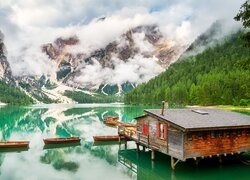 Łódki na jeziorze Pragser Wildsee i mgła nad Dolomitami