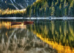 Łódki, Las, Jezioro, Pragser Wildsee, Południowy Tyrol, Dolomity, Włochy