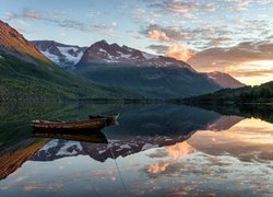 Norwegia, Park Innerdalen, Góry Trollheimen, Jezioro, Łódki, Lasy, Drzewa, Wschód słońca