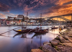 Łódki na rzece Duero w Porto i most Ponte Dom Luís I w tle