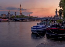 Rzeka Sekwana, Łódki, Most Aleksandra III, Wieża Eiffla, Paryż, Francja