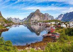 Norwegia, Lofoty, Wyspa Moskenesoya, Wioska Reine, Morze Norweskie, Domy, Góry
