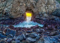 Łuk skalny Keyhole Rock na kalifornijskiej plaży Pfeiffer Beach