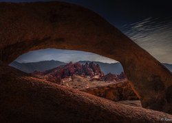 Łuk skalny Mobius Arch w górach Alabama Hills