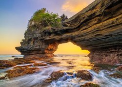 Indonezja, Wyspa Bali, Tanah Lot, Skała, Łuk, Drzewa, Omszałe, Kamienie, Zachód słońca