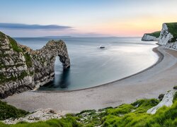 Łuk wapienny Durdle Door i plaża na Wybrzeżu Jurajskim w Anglii