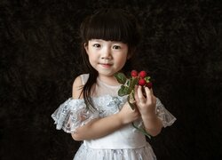 Mała dziewczynka trzymająca owoce