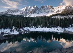 Małe jezioro Carezza na tle pasma górskiego Latemar w Południowym Tyrolu