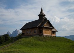 Mały kościół na wzgórzu