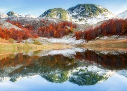 Bośnia i Hercegowina, Park Narodowy Sutjeska, Masyw górski Zelengora, Góry Dynarskie, Jezioro Orlovacko, Jesień, Las, Drzewa, Odbicie
