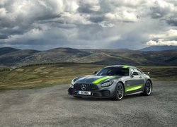 Mercedes-AMG GT R Pro z zielonymi pasami