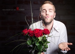Mężczyzna z bukietem róż w dłoni przesyła buziaka na Dzień Kobiet