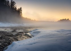 Mgła nad rzeką Neitikoski Rapid w Finlandii