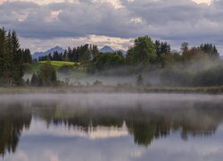 Mgła unosząca się nad górskim jeziorem