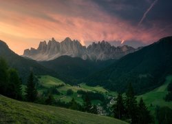 Góry, Dolomity, Lasy, Drzewa, Domy, Dolina, Val di Funes, Wschód słońca, Włochy