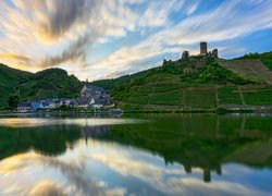 Miasto Beilstein nad rzeką Mozela i winnice na wzgórzach w Niemczech