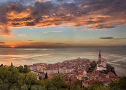 Miasto Piran leżące na słoweńskim wybrzeżu