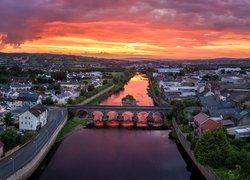 Rzeka, River Mourne, Most, Mourne Bridge, Zachód słońca, Domy, Strabane, Hrabstwo Tyrone, Irlandia Północna