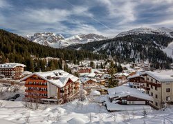 Miejscowość Madonna di Campiglio w Alpach zimą