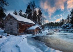 Młyn Myllykoski, Rzeka, Drzewa, Zima, Park Narodowy Oulanka, Gmina Kuusamo, Laponia, Finlandia