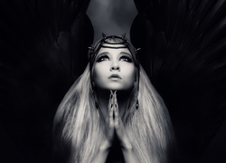 Modląca się kobieta - anioł ciemności