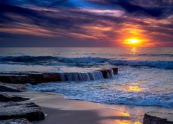 Morze i skały w świetle zachodzącego słońca