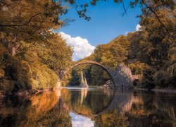 Niemcy, Saksonia, Park Rododendronów Kromlau, Kamienny, Most łukowy, Most Diabła, Jezioro Rakotz
