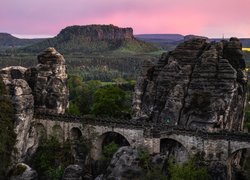 Most i formacje skalne w Górach Połabskich o zachodzie słońca