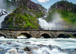 Wodospad Latefossen, Kamienny, Most, Rzeka, Kamienie, Góry, Skały, Las, Drzewa, Zachód słońca, Gmina Odda, Norwegia