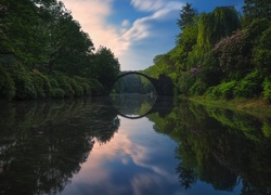 Most łukowy nad jeziorem Rakotz  w Parku Rododendronów Kromlau