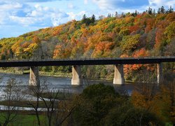 Jesień, Wzgórze, Rzeka, Maitland River, Most, Menesetung Bridge, Drzewa, Goderich, Prowincja Ontario, Kanada