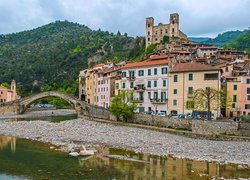 Włochy, Liguria, Miejscowość Dolceacqua, Domy, Rzeka Nervia, Kamienie, Most, Góry, Drzewa