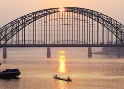 Most, Sagaing Bridge, Rzeka Irawadi, Łódka, Zachód słońca, Birma, Republika Związku Mjanmy