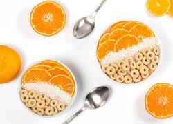 Musli i plasterki pomarańczy w miseczkach