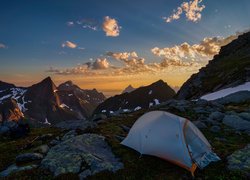 Namiot na skałach w górach