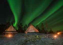 Namioty w blasku zorzy polarnej w Finlandii