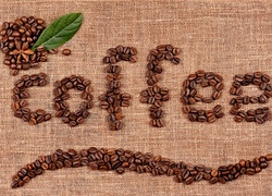 Napis coffee ułożony z ziaren kawy