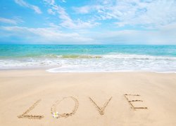 Napis Love na morskiej plaży